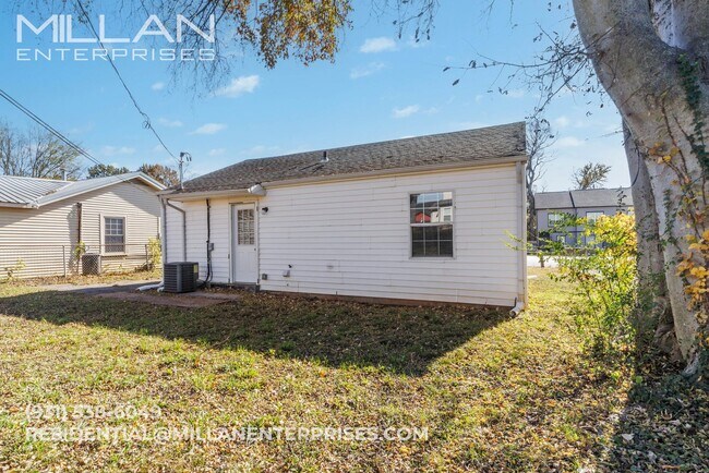 Building Photo - Cozy Home Featuring Spacious Rooms and Large Yard Close to Fort Campbell