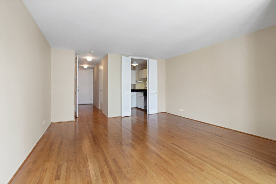 Living Room - 21 W Goethe St