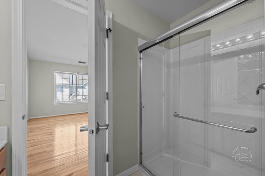 Building Photo - 628 Lincoln Station Dr