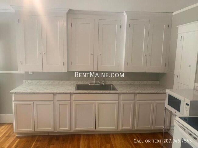 Building Photo - 13 Hudson St