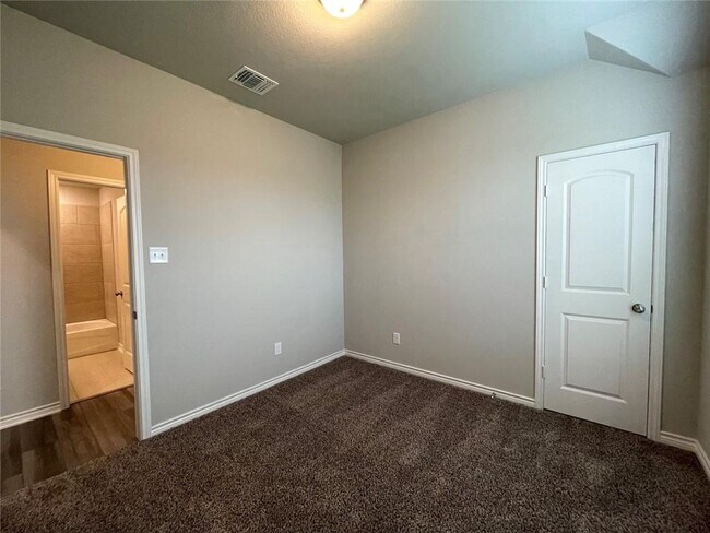Building Photo - 806 Hollyhock Dr