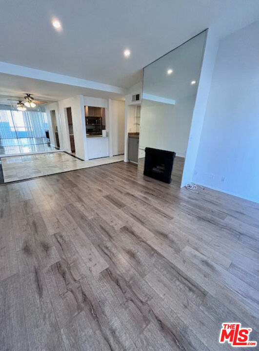 Building Photo - 906 N Doheny Dr