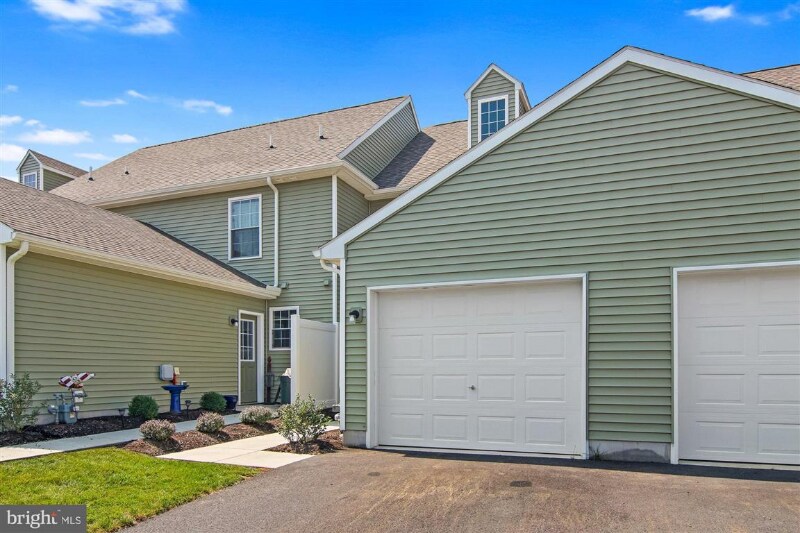 Building Photo - 744 Farmwood Ln