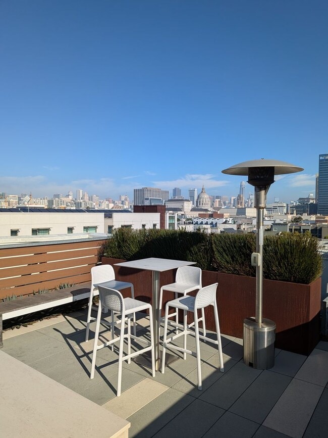 Building Photo - Studio Apartment Home on Top Floor with views of City Hall!