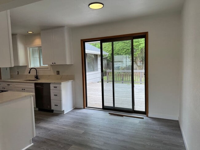 Building Photo - Beautiful 3 bedroom 1.5 bath house with a huge yard!