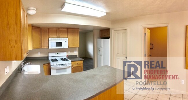 Building Photo - 2 bedroom 1.5 bath Townhome - 1 Car Garage