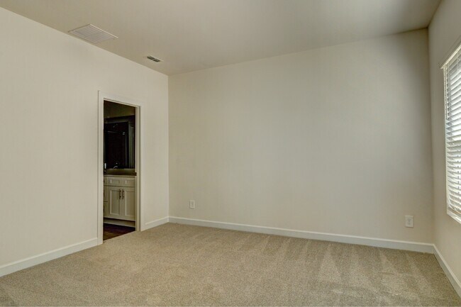 Building Photo - 5037 Poplin Vly