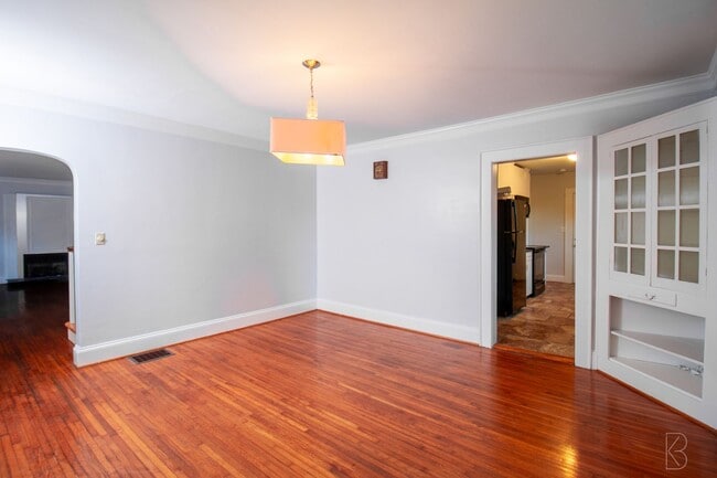Building Photo - Prime location & Space!