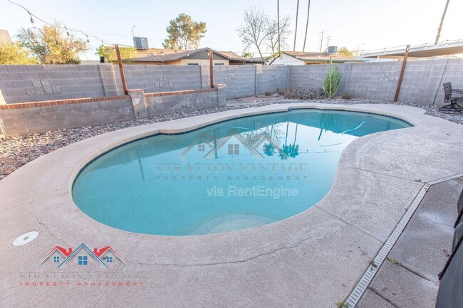 Building Photo - 1735 W Pampa Ave