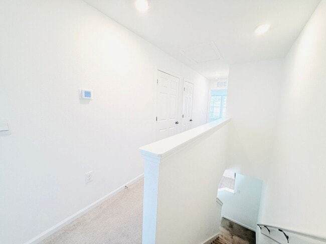Building Photo - Move-In Ready Townhome with Spacious Layou...