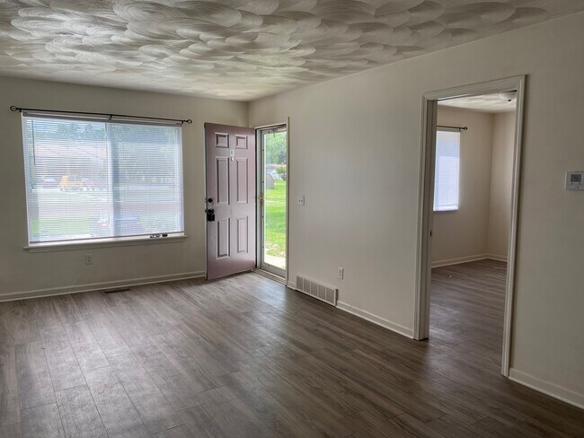 Building Photo - 604 Forest St