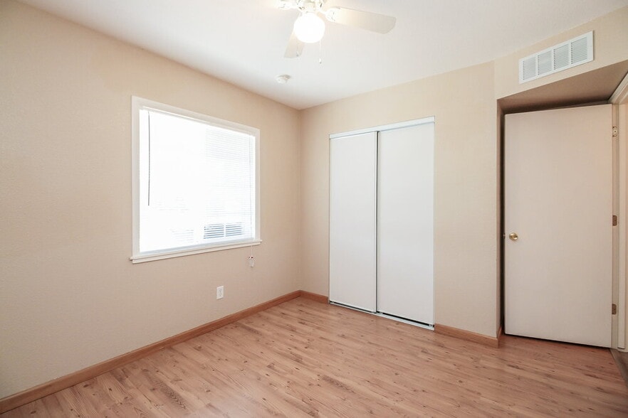 Building Photo - 119 S Cottonwood St