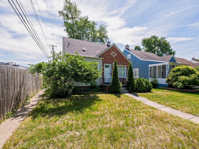 Building Photo - Charming Royal Oak Bungalow Near Downtown!