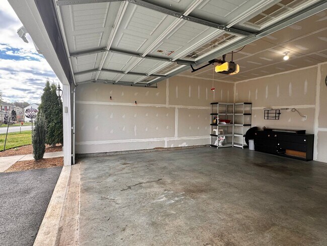 Building Photo - 145 Holly Hill Dr