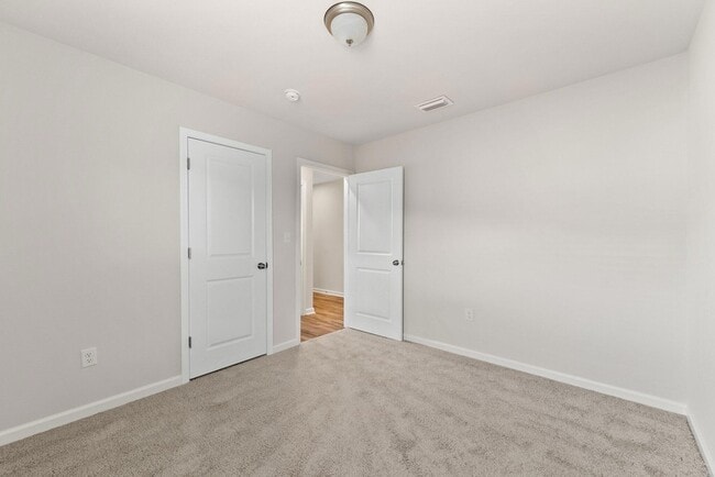 Building Photo - 664 Whispering Creek Ave