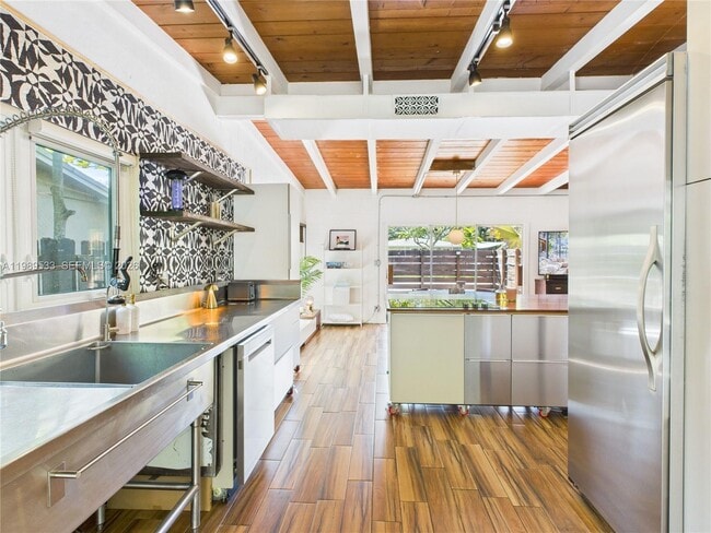 Building Photo - 1632 SW 28th Ave