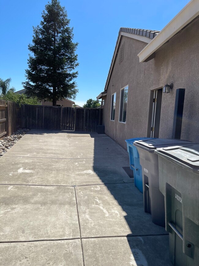 Building Photo - 1370 Oregon Creek Way