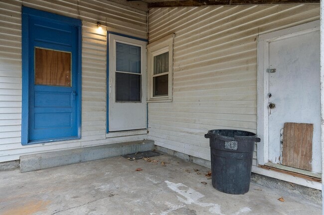 Building Photo - 544 Troy St