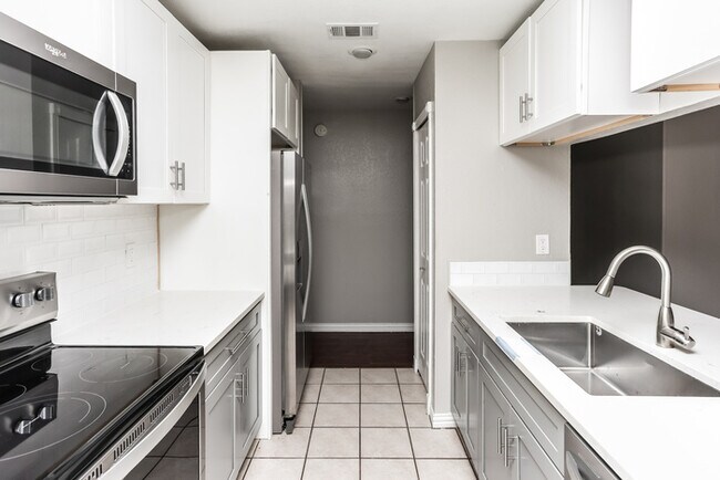 Building Photo - 2114 High Bluff Dr