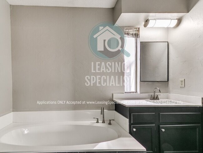Building Photo - Spacious Updated 3 Bed 2 bath Home
