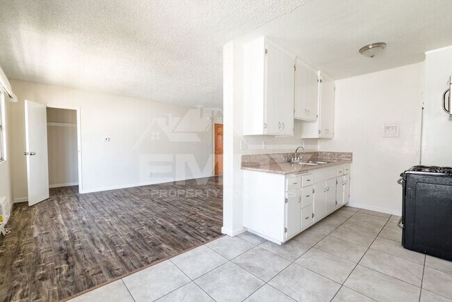 Building Photo - 2 bed 1 bath unit in Inglewood 90302