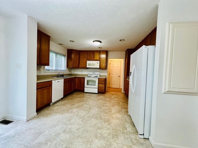 Building Photo - Townhouse Located at Pikes Place