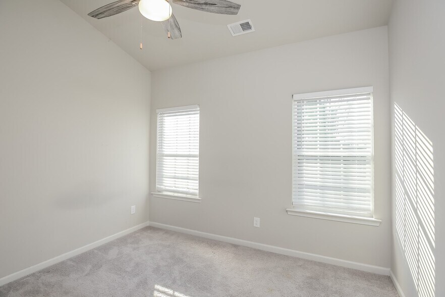 Building Photo - 68 Madaline Ln