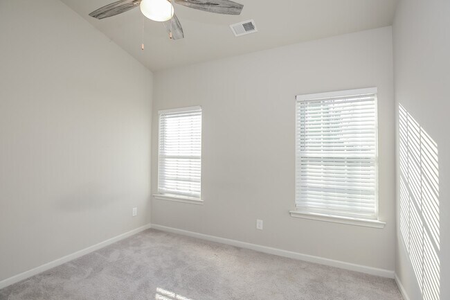 Building Photo - 41 Madaline Ln