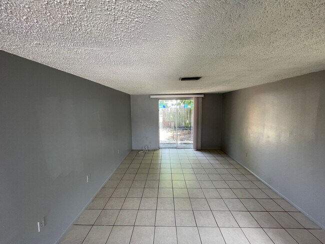 Building Photo - 2/1 in New Port Richey