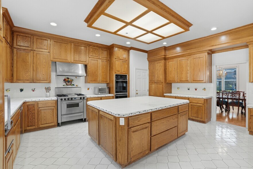 Building Photo - 544 Sunset Way