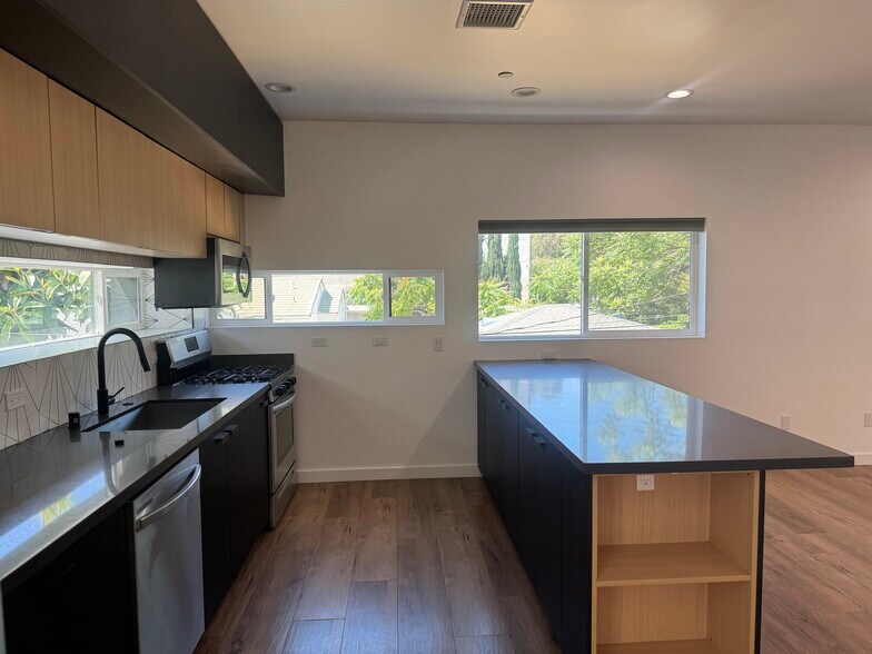 Building Photo - 5638 Woodman Ave