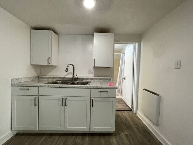 Building Photo - Charming 1-Bedroom Home in a Convenient Lo...