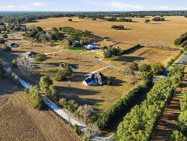 Building Photo - Ivy Park Brick Home 4 bedroom 3 1/2 baths