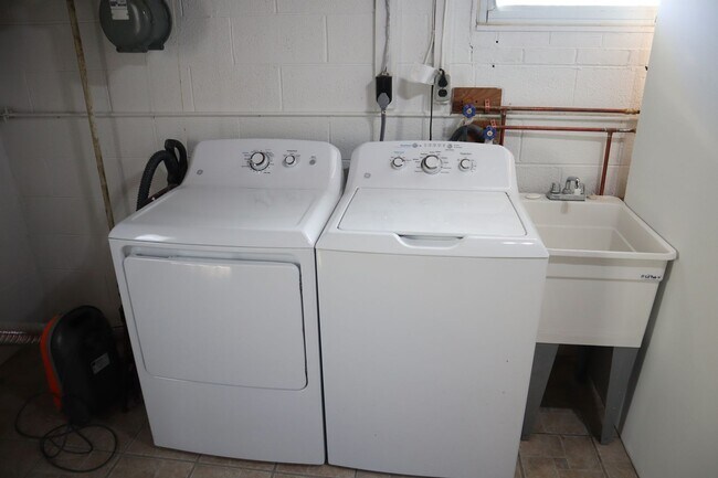 Building Photo - Renovated 3BR 2BA Rockville Split-Level with Huge Fenced Yard Available July