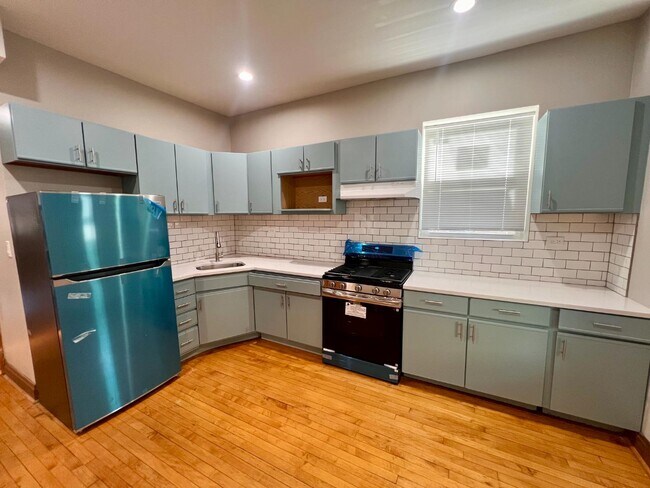 Building Photo - 3855 W Wrightwood Ave