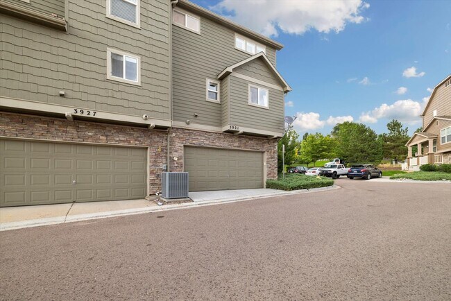 Building Photo - 3 Bed 3 Bath Castle Rock Townhome!