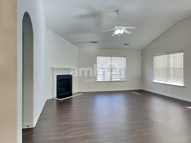 Building Photo - 16 Slow Creek Dr