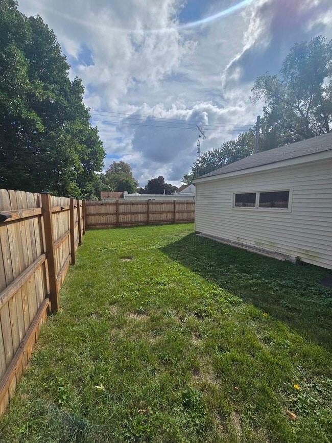 Building Photo - 1124 Somonauk St