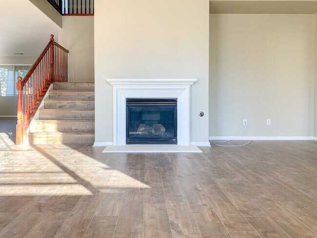 Building Photo - Large 5-Bedroom Home in the Heart of Lake ...