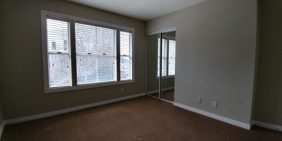 Large Master Bedroom with 2 closets with plenty of space and mirror wardrobes. - 10 Abrigo