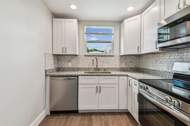 Building Photo - 650 E Tarpon Ave