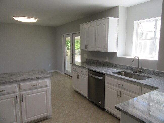 Building Photo - 801 Plantation Way