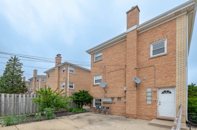 Building Photo - 4600 N Sayre Ave