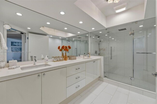 Building Photo - 16445 Collins Ave