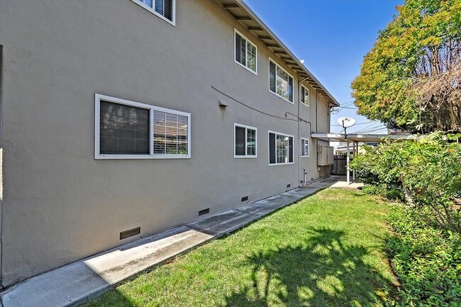 Building Photo - 833 Maryann Dr