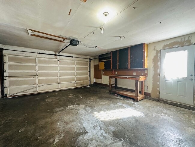 Building Photo - Remodeled Three Bedroom Home in Keizer