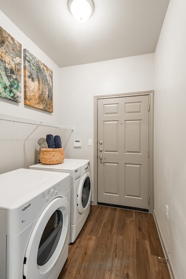 Building Photo - Live the Lifestyle You Deserve!