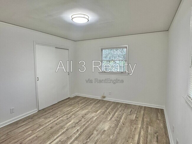 Building Photo - 2557 Woodley Rd