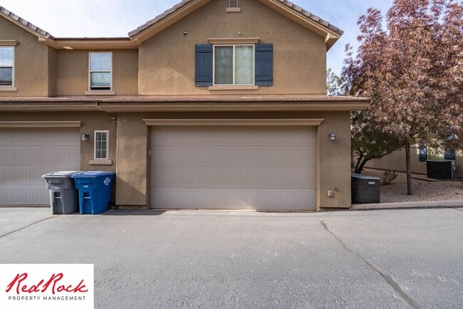 Building Photo - Move In Special! $500 Off First Month's Rent! 3 Bedroom Fully Furnished Home.