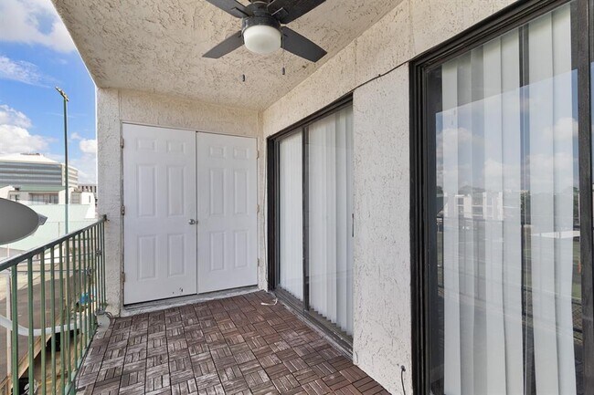 Building Photo - 2826 S Bartell Dr